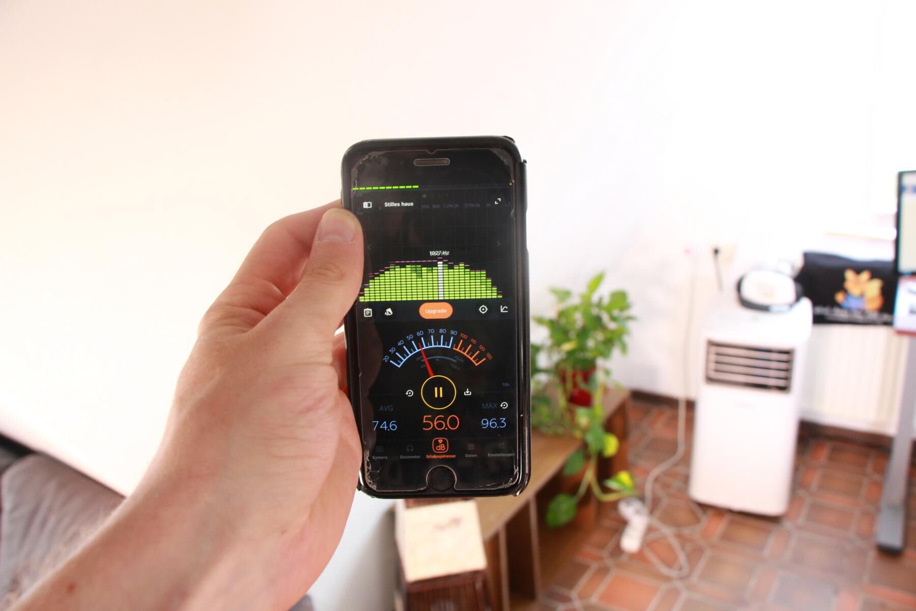 Die Lautstärke der leisen mobilen Klimaanlage wird aus ca. 1,5 Metern Entfernung mit einem Smartphone gemessen.